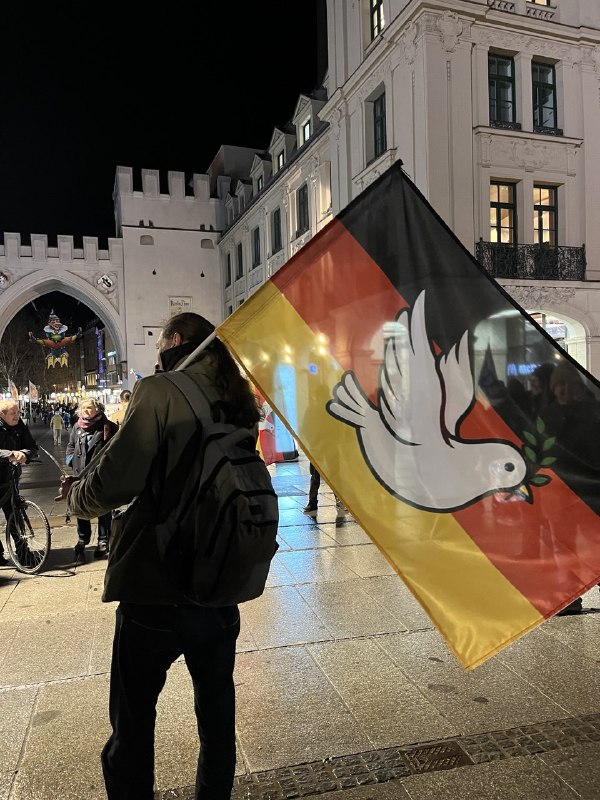 deutsche Fahne mit Friedenstaube