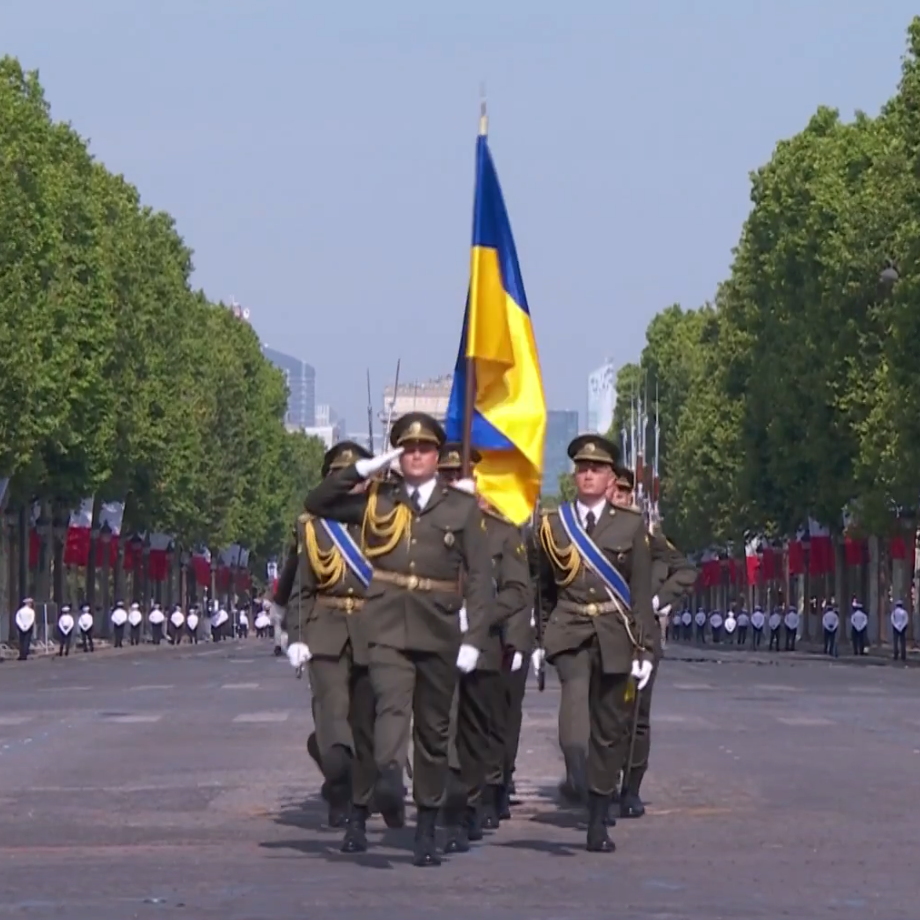 Ukrainisches Militär marschiert in Paris